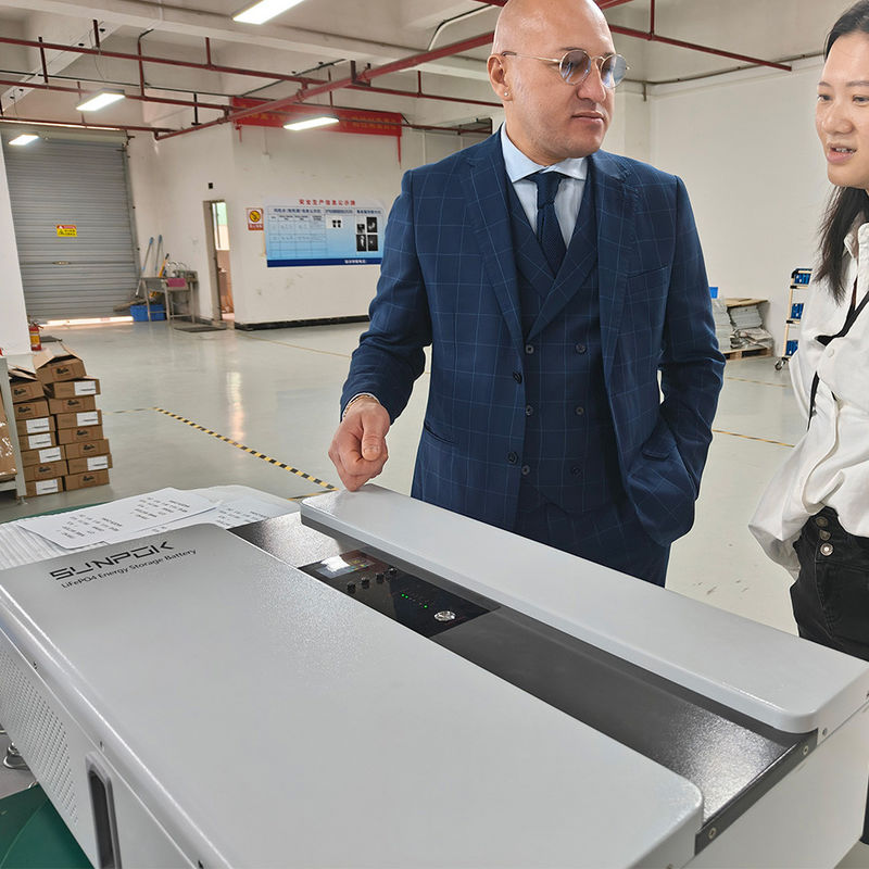 Sistema de almacenamiento de baterías para el hogar de Sunpok Energy todo en uno para baterías de litio apiladas con energía solar
